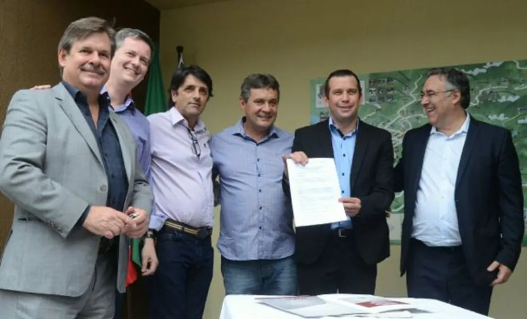 Governador assina contrato de R$ 2 milhões do Badesc Cidades com o município de Rodeio