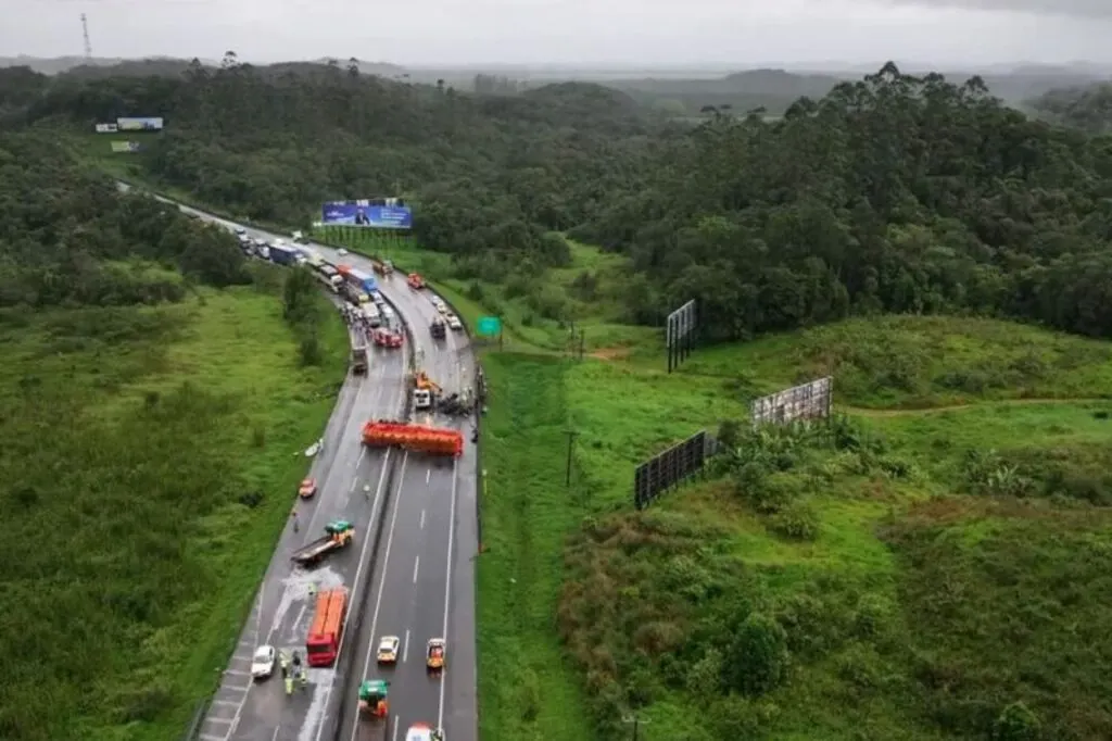 Imagens aéreas revelam caos na BR-101 após acidente com caminhões em SC
