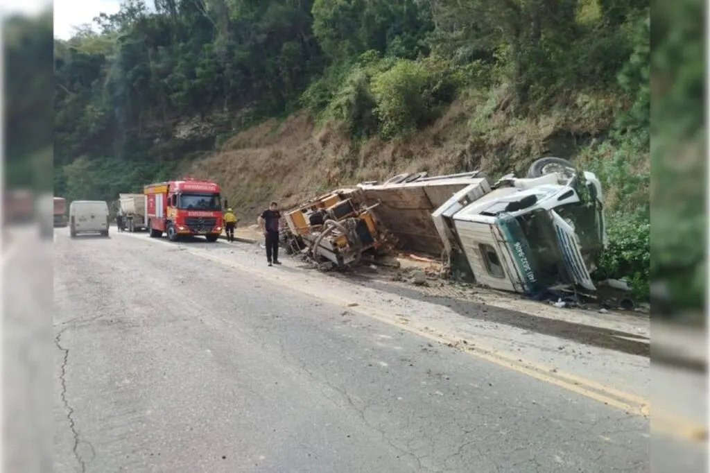Caminhão tomba na SC-350 em Ituporanga e deixa três feridos
