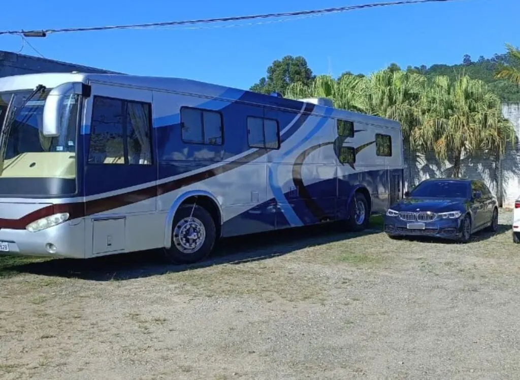 Carros de luxo e 86 imóveis: operação mira grupo que vendia casas para lavar dinheiro em SC