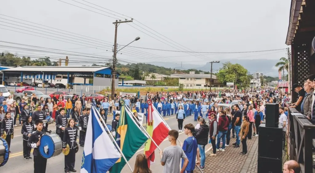 Desfile cívico de 7 de Setembro em Ascurra marca retorno às ruas após quatro anos