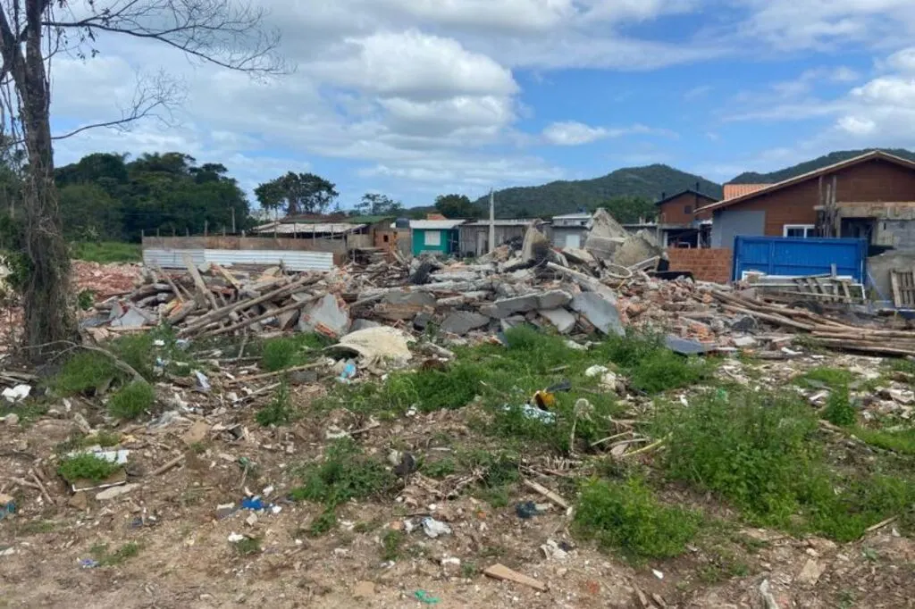 Florianópolis: Demolições no Ribeirão da Ilha expõem disputa entre moradores e prefeitura