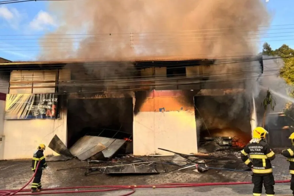Incêndio em Blumenau atinge loja de peças e interdita acesso à BR-470