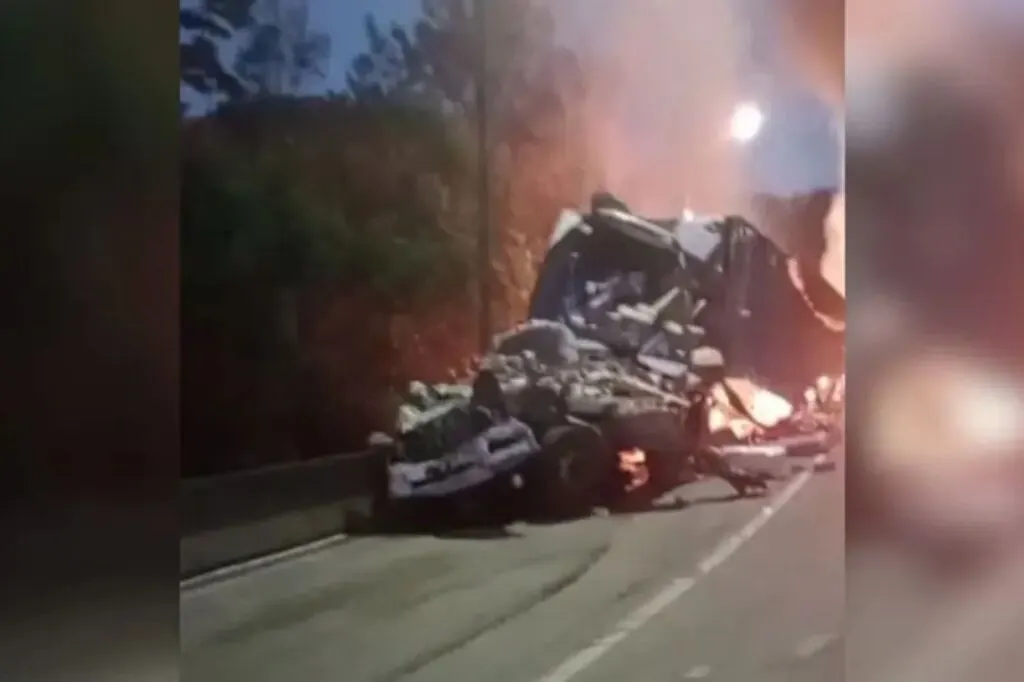 Acidente entre caminhões e van provoca incêndio e interdição total da BR-376