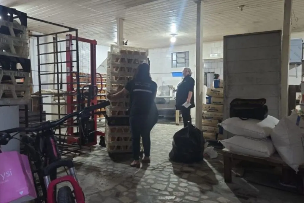 Fábrica de pães em Itajaí é fechada após flagrante de fezes, esgoto e desvio de trigo