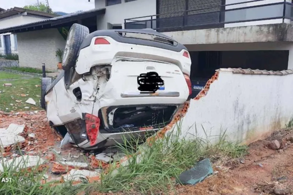 Tracker colide contra muro