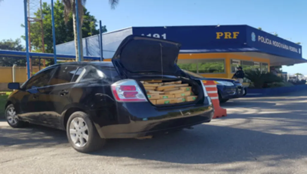 PRF aprende mais de meia tonelada de drogas na BR 101