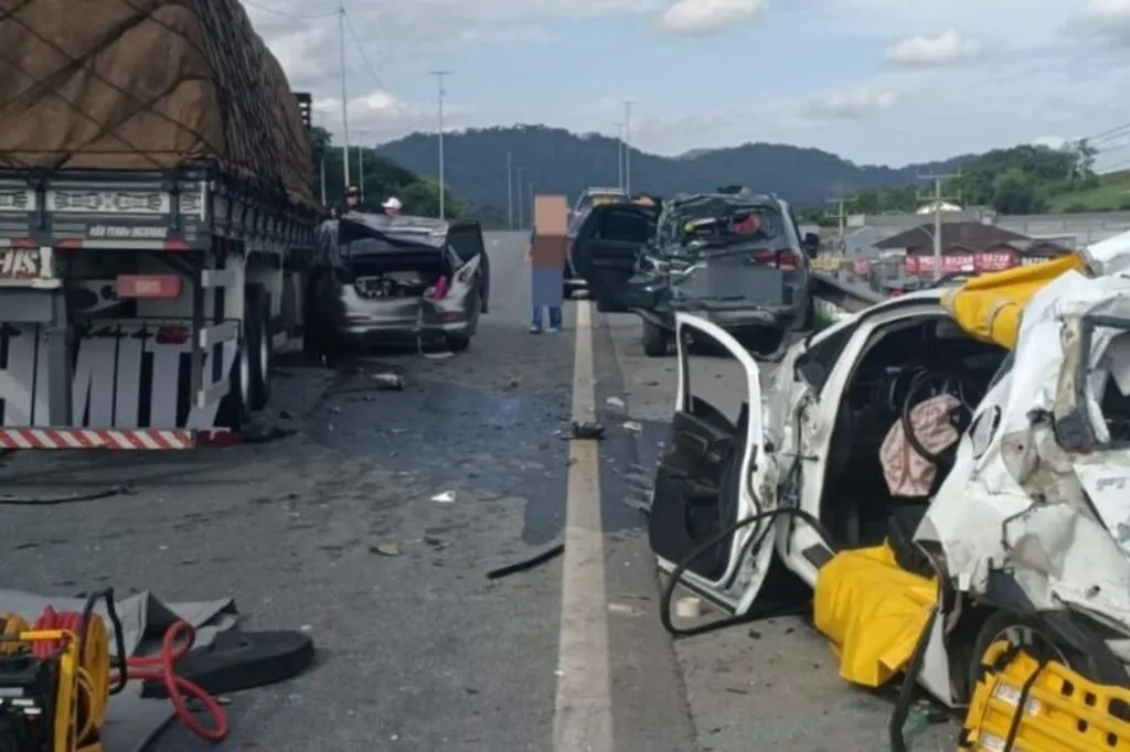 Engavetamento assusta motoristas e mobiliza grande operação de resgate