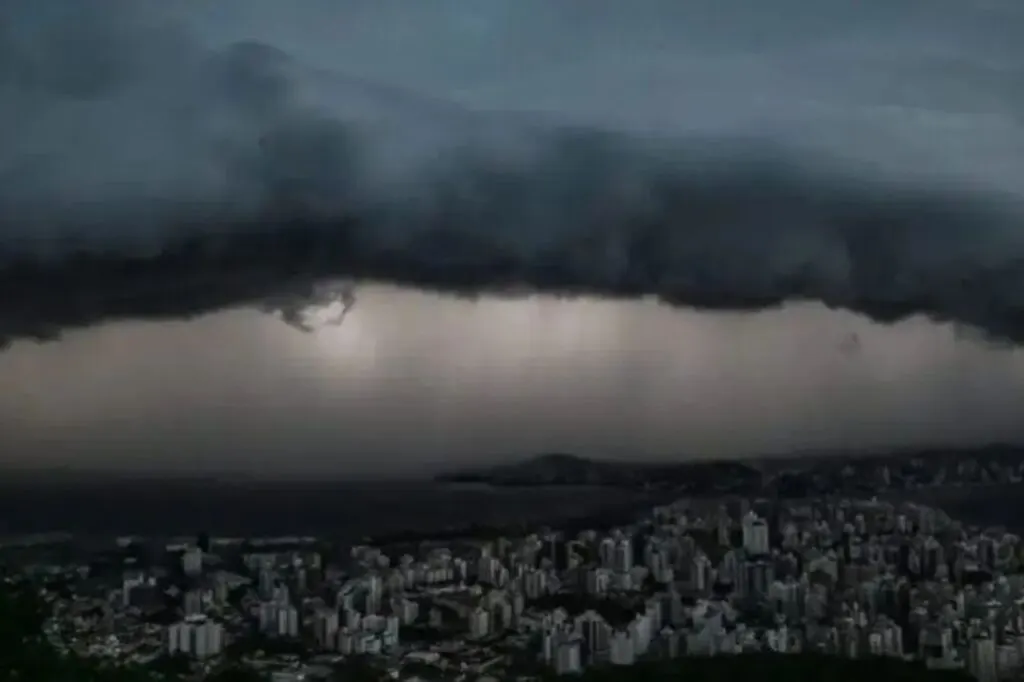 Alerta de chuvas fortes em SC: Defesa Civil orienta população