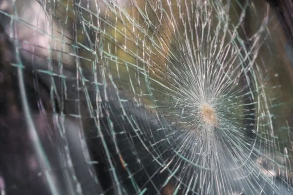 Após tentativa frustrada de roubo, homem ameaça casal e quebra vidros de carro em Apiúna
