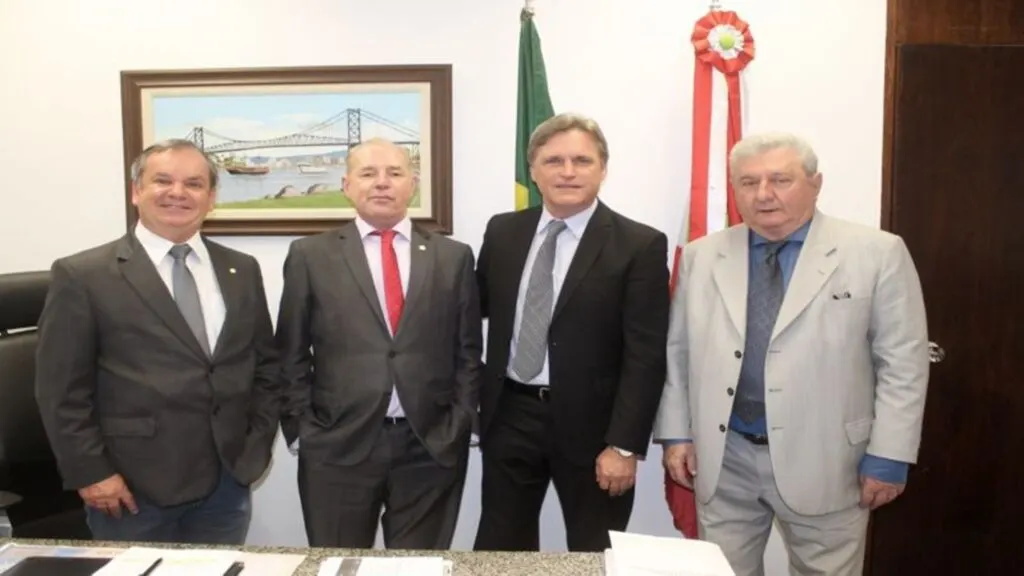 Aldo Schneider garante recursos em Brasilia para construção de usinas de asfalto