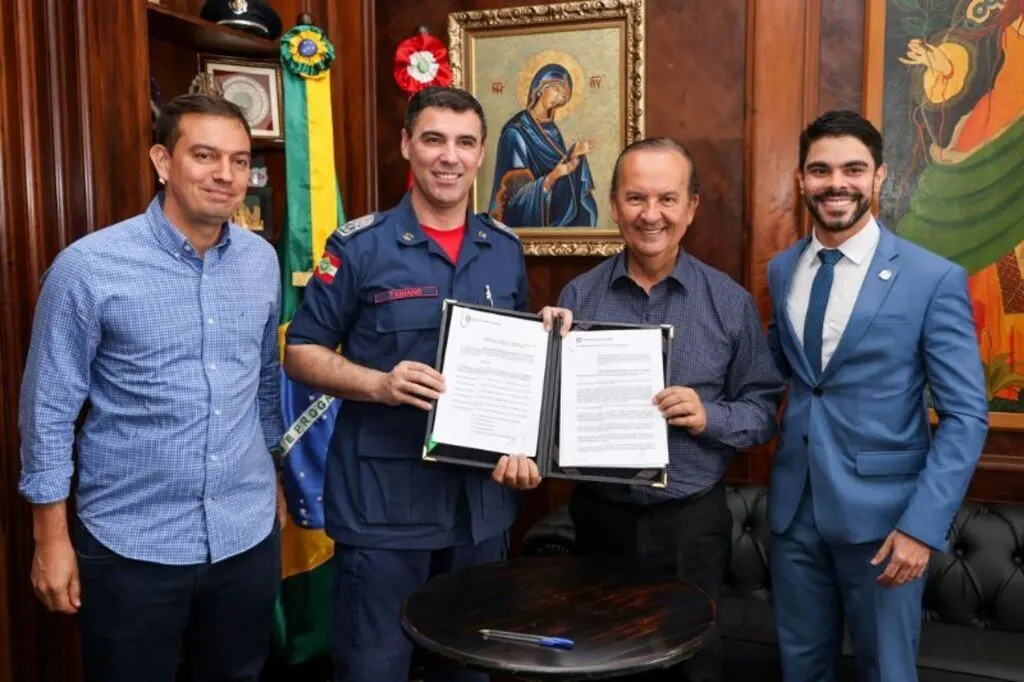 Lei reorganiza Corpo de Bombeiros de SC: novos comandos, diretorias e fluxo de carreira