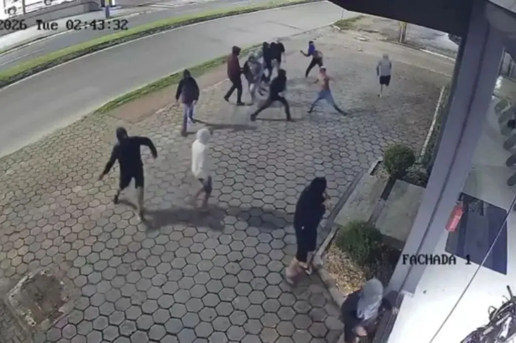 Furto em massa a loja de motos choca Itajaí: adolescente preso na fuga