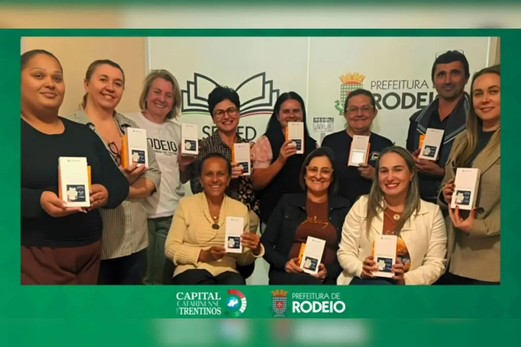 Todas as unidades municipais de ensino agora contam com celulares para fortalecer a comunicação