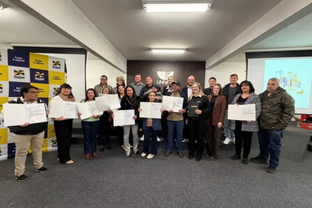 Município entrega matrículas e títulos de propriedade a moradores do Nova Divinéia