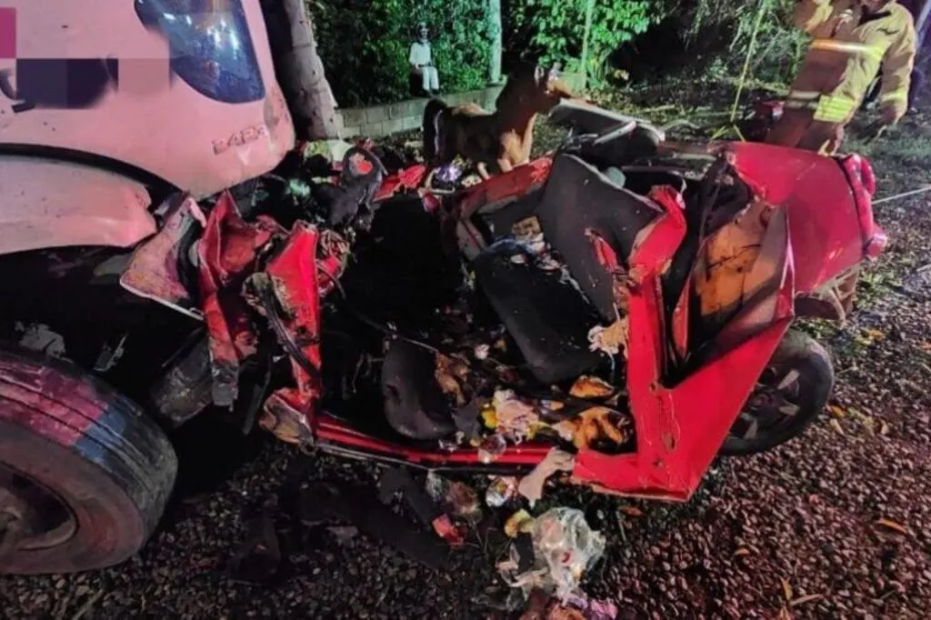 Acidente grave mata três na BR-470 em Apiúna; carro fica destruído