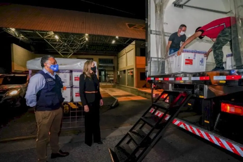 Governadora acompanha chegada de mais 229,2 mil doses de vacina ao estado na madrugada desta sexta-feira