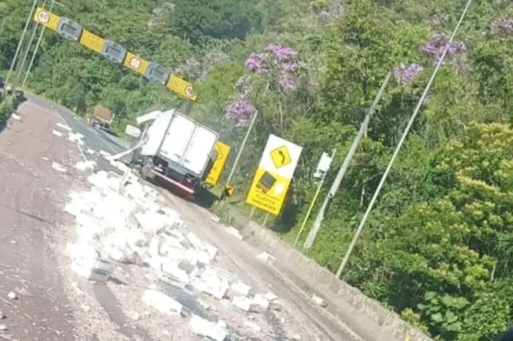 Acidente entre caminhões bloqueia BR-376 em Guaratuba nesta quarta