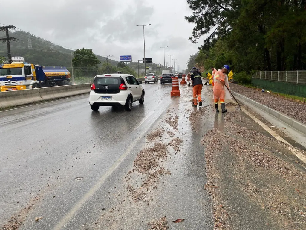 Florianópolis registra primeiros alagamentos e mantém alerta para avanço de ciclone extratropical