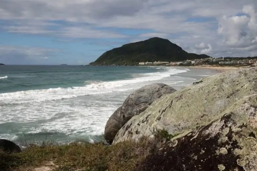 Praia do Santinho: corpo em mala é de homem, confirma perícia